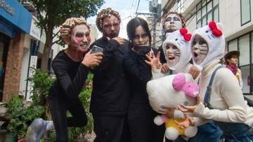 ゾンビメイクにぶどうの仮装も！美容専門学校生約80人がハロウィーンパレード