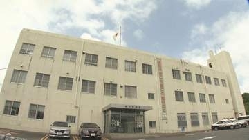 図書館の施設内で車にはねられた女性（57）が搬送先の病院で死亡　83才の男性運転の車に歩行者2人はねられる 長崎県諫早市