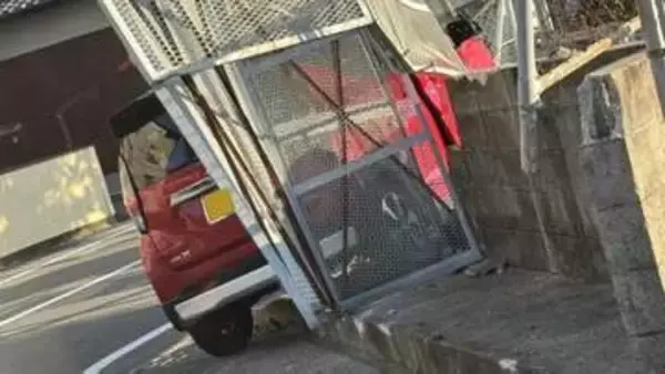 「ゴミステーションに車が突っ込んでます」女性運転の軽乗用車がフェンスなぎ倒し停車　病院搬送