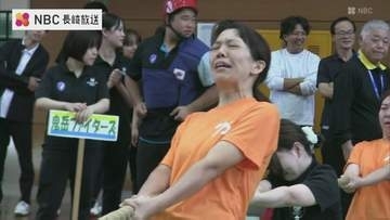 せーの！33メートルの綱を力いっぱい　奈留島恒例「五島綱引き選手権」29チームが熱戦