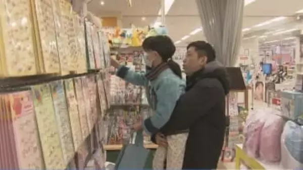 1日500枚売れる…令和のシールブーム　店で目立つ「父娘ペア」　男子もハマるジェンダーレスな熱狂続く