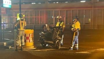 バイクが路面電車停留所の緩衝材に衝突　運転していた若い男性が意識不明の重体【長崎】