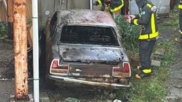 【車両火災】廃車済みで40年放置のクラシックカーだった…突如炎上か　長崎・佐世保市