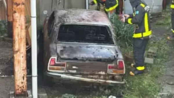 【車両火災】廃車済みで40年放置のクラシックカーだった…突如炎上か　長崎・佐世保市