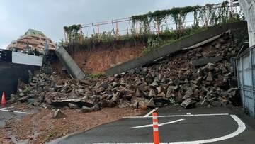大雨の影響か？長崎市で駐車場の石垣崩れる　レベル4土砂災害危険警報発表中（5日午後7時現在）