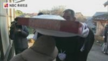 伝統の正月行事「おもりさん」　平家の落人が残したとされる経典を頭にかざし1年の願いをたてる