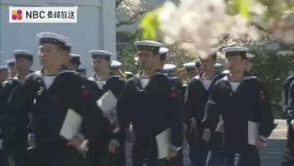 「自分を磨き続けて」海自佐世保地方総監が激励　18歳〜31歳の新人444人の入隊式