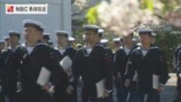 「自分を磨き続けて」海自佐世保地方総監が激励　18歳〜31歳の新人444人の入隊式