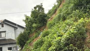 大雨の影響か　家の裏山 崩れて 車２台がつぶされる　けが人なし 【長崎県佐世保市黒髪町】