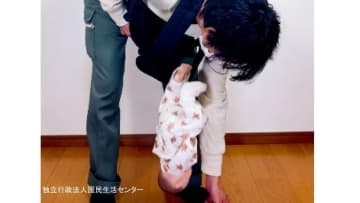 抱っこひも事故「すり抜け」の恐怖　なぜ赤ちゃんは落ちる？生後数カ月の子どもが重篤なけが