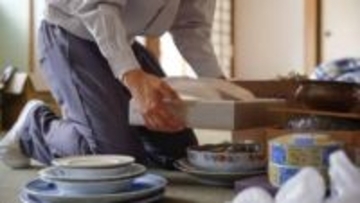 形見を捨てられた…遺品トラブルに注意　「トラック詰め放題」の無許可業者も