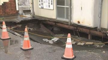 新聞販売店の駐車場に突然大きな穴…3トントラックが落下し45度に傾く　雨ではなく老朽化か　長崎・島原市