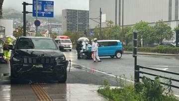 速報）長崎市で車の衝突事故 軽乗用車が横転 ３人 病院に救急搬送