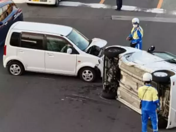 子ども含む4人けが　長崎市岡町の交差点で３台玉突き事故