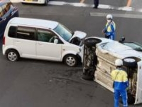 交差点で３台玉突き　子どもを含む4人ケガ 1台が横転　長崎市岡町の国道