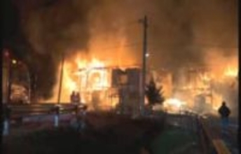 未明に火事　住宅3棟が全焼し1遺体見つかる　1人暮らしの75歳男性と判明　死因は焼死　長野・伊那市