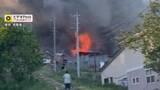 「「鶏舎が燃えている」佐久市で養鶏場の鶏舎2棟を焼く火事　消防車8台が出動　長野」の画像1