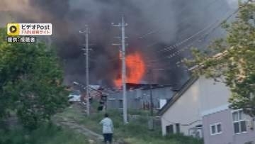 「鶏舎が燃えている」佐久市で養鶏場の鶏舎2棟を焼く火事　消防車8台が出動　長野
