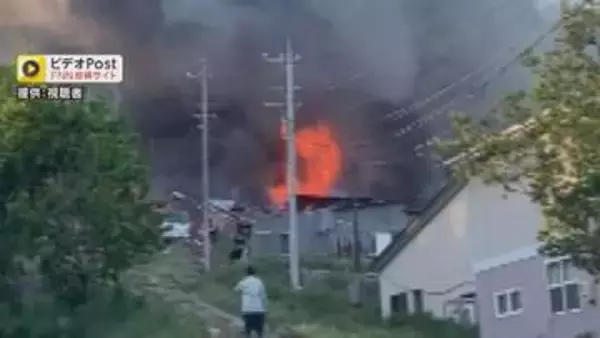 「鶏舎が燃えている」佐久市で養鶏場の鶏舎2棟を焼く火事　消防車8台が出動　長野