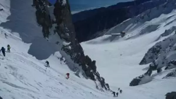 「これ以上進めない」　街と変わらぬ服装や不十分な装備で入山し行動不能に　中央アルプス千畳敷で遭難相次ぐ　雪の急坂を自力で降りられず　愛知の21歳男性2人と滋賀の56歳女性　無事救助も極めて危険