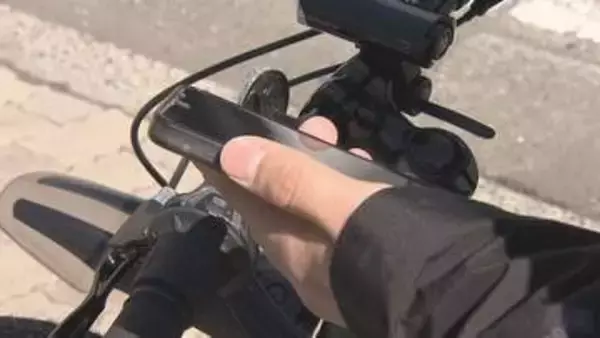 自転車「ながらスマホ」11人に“青切符”　「画像を見ていた」10人「電話していた」1人　「通行区分違反」「一時不停止」などの指導警告100件　4月7日までの1週間　長野県警