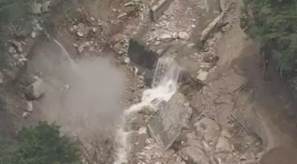 土石流で橋が流され登山者ら約390人が一時孤立　現在も86人がとどまる　台風接近で10日中に下山完了目指す　北アルプス燕岳の登山口の中房温泉に通じる県道が通行止め　仮の橋を設置
