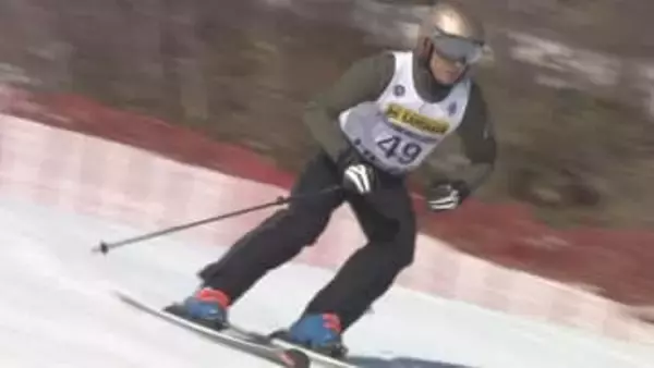 89歳スキーヤー「去年よりスピード上がった」　長野・白馬村で「日本一の草スキー大会」　今年で80回目、中学生以上の約350人出場