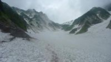 「男性が倒れている」ヘリで救助も死亡を確認　北アルプス白馬岳の大雪渓付近で登山者が発見　警察が身元を確認