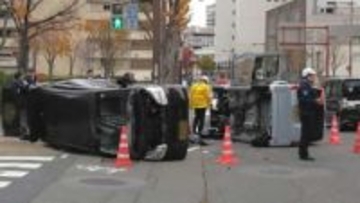 車2台が横転　長野市中心部の国道交差点で衝突　70代女性と30代男性が運転