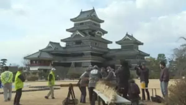 松本城で「しめ縄」づくり　正月に向けて力合わせ　長野・松本市