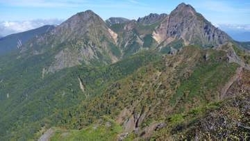 「滑落し負傷して動けない」60代男性がつまずいて滑落　八ヶ岳連峰の阿弥陀岳　警察と消防が6人態勢で出動、背負って下山　午後11時半過ぎに救助　右頬の骨折などで重傷