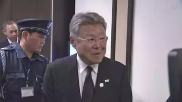 厳戒態勢…会場に警備員　幹部は説明避け続け「退場」　ガソリン価格カルテル問題　公取委「組合幹部も事実上容認」　客向け通路使わず移動、立ち止まったのはわずか30秒　高見沢理事長ら説明責任果たさぬまま辞任