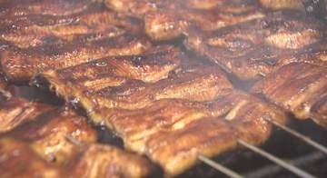 「妻の誕生日のお祝いに」　土用の丑の日でうなぎ店にぎわう　猛暑でスタミナアップに期待　稚魚の豊漁で仕入れ値下がるも容器代や燃料代は高騰