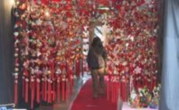 「 春が待ち遠しい」「手作りで温かみある」吊るし雛2000体　観光施設の通路彩る　子どもの成長願う小さな人形