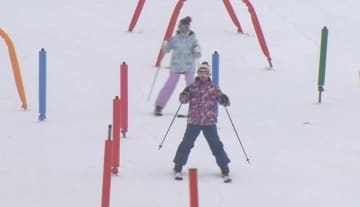 リゾート地のスキー場がオープン　「1年ぶりです」　ファミリー向けでゲレンデの脇では動物との触れ合いも