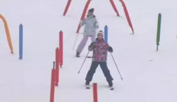 リゾート地のスキー場がオープン　「1年ぶりです」　ファミリー向けでゲレンデの脇では動物との触れ合いも