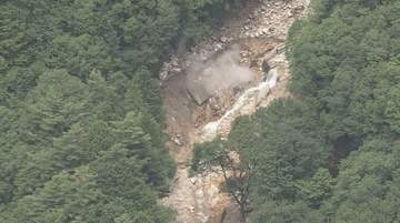 土石流で橋が流され登山者ら約390人が一時孤立　仮の橋を設置、44人が下山「迂回して岩壁を歩いてきた」　北アルプス燕岳の登山口の中房温泉に通じている県道が通行止め　長野県安曇野市