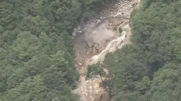 土石流で橋が流され登山者ら約390人が一時孤立　仮の橋を設置、44人が下山「迂回して岩壁を歩いてきた」　北アルプス燕岳の登山口の中房温泉に通じている県道が通行止め　長野県安曇野市