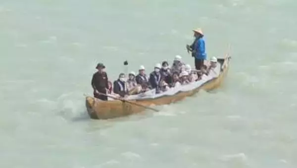 天竜川で川下り舟の安全点検　大型連休前に救助体制など確認　川に落ちた乗客の救助訓練も　「注意徹底し無事故で」