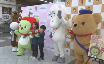 「可愛い」　駅で来年の干支のキャラクターなどと写真撮影会　12月15日に受け付けが始まる年賀状用などとして人気