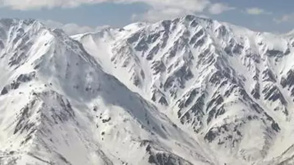 北ア白馬岳の大雪渓で倒れていた男性　他の登山者が通報　病院に搬送も心肺停止状態　単独登山で遭難か