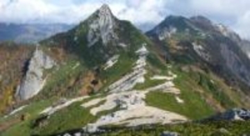 北アルプス烏帽子岳で倒れている男性を発見　病院で死亡が確認　野口五郎岳方面に入山して行方不明の59歳男性か　遭難者を捜索中のヘリコプターが発見