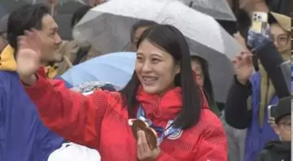 「次は五輪で金を」　2つの銅メダルを手にパレード　スキージャンプの丸山希選手がふるさと野沢温泉村に凱旋　雨の中、沿道に600人