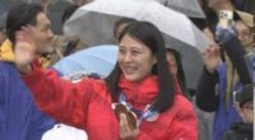「次は五輪で金を」　2つの銅メダルを手にパレード　スキージャンプの丸山希選手がふるさと野沢温泉村に凱旋　雨の中、沿道に600人
