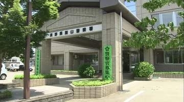 列車の写真を撮りに…車が線路脇に転落　群馬県の70代の母と40代息子の3人で長野県のJR飯山線に　あぜ道に駐車、戻ってきたら動かず…押すと後退し約8.5ｍ転落　約3時間半、運転見合わせ