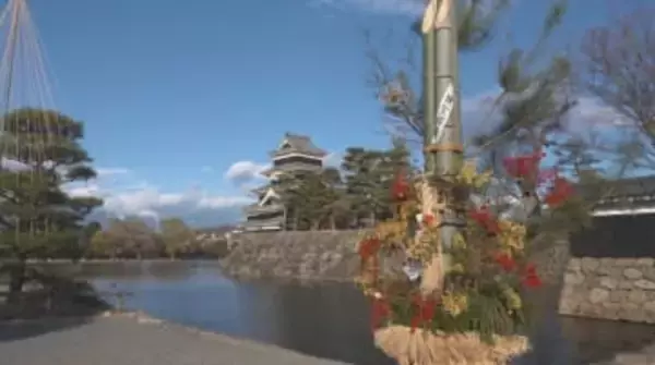 10年に1度の暖かさ　10月下旬～11月並みの穏やかな週末　青空の松本城ではゆっくり観光も「気持ちいい。正月また来たい」