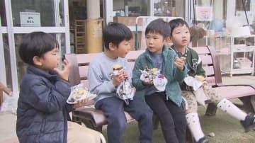 ホクホクしていておいしい！こども園で焼き芋会　寒空の下で秋の味を楽しむ