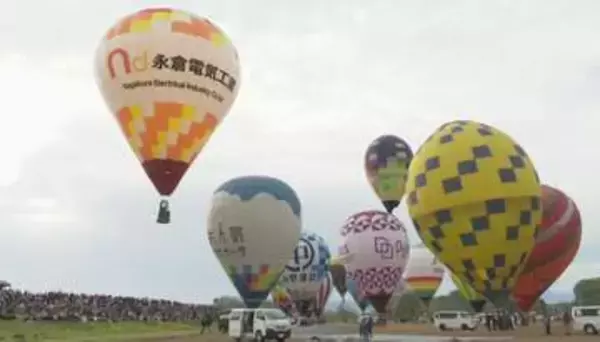 大空に咲くカラフルな気球の花　佐久バルーンフェスティバルが開幕　3日間で35万人の来場見込む