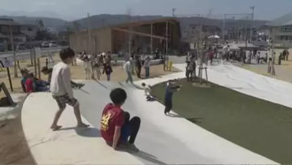 「晴れの日も雨の日ものびのび！　安心して子育てできる街に　支援拠点施設が完成　屋内屋外の遊び場に育児・発達の悩み相談も　総事業費は27億3500万円　長野・佐久市」の画像