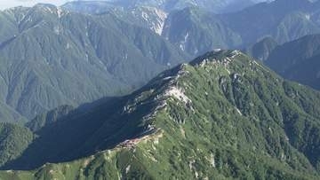 「雷に打たれた」北アルプス燕岳の山頂付近で雷鳴を聞き、直後に意識失う　その後、自力で山小屋に移動　翌朝、ヘリで救助　雷に打たれ足のかかとにやけど負う